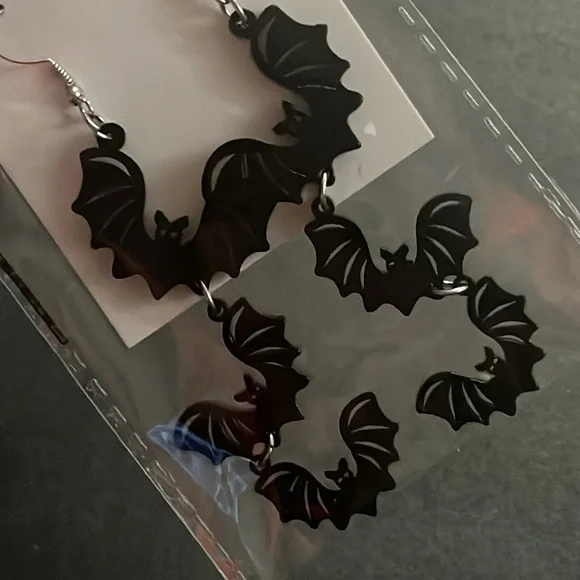 NWT Bat 🦇 earrings that dangles 3 large on top & smaller on the bottom, gothic - Picture 2 of 2